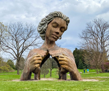 Điểm check-in độc đáo với các bức tượng khổng lồ hoàn hảo đến từng centimet