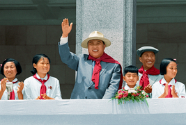 Hình ảnh hiếm của lãnh tụ Triều Tiên Kim Nhật Thành với thiếu nhi