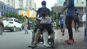Video: Thí sinh gãy chân, ngồi xe lăn đến điểm thi ở Hà Nội
