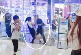 Vòi mua đồ không được, cô gái đánh người yêu giữa trung tâm thương mại