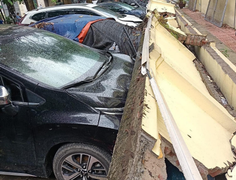 Bức tường đổ sập, đè bẹp 13 ô tô trên phố Hà Nội