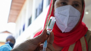 Có nên dùng thuốc giảm đau trước khi tiêm vaccine COVID-19?