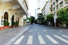 Ảnh: Đường phố vắng lặng trong ngày đầu TP.HCM giãn cách theo Chỉ thị 16