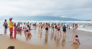 Đà Nẵng cho phép người dân tắm biển trở lại từ 10/7
