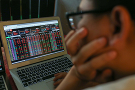 Áp lực bán mạnh, VN-Index lại mất gần 28 điểm