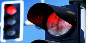 Trả thù người yêu cũ, cô gái dùng xe anh ta vượt đèn đỏ 49 lần