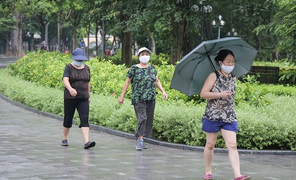 Ảnh: Bất chấp lệnh cấm, người Hà Nội vẫn ra đường tập thể dục giữa đại dịch