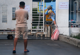 Người dân tiếp tế cho gần 2.000 công nhân ở khu công nghiệp Thăng Long, Hà Nội