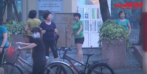 Video: Bất chấp lệnh cấm, người Hà Nội tập thể dục như đi hội