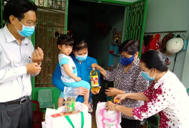TP.HCM chi 3,9 tỷ đồng hỗ trợ nhu yếu phẩm cho người yếu thế, khó khăn