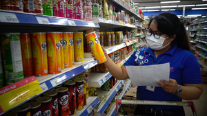 Video: Khách đến siêu thị ngồi chơi, có người 'đi mua giúp'