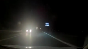 Video: Tài xế hoảng hốt đánh lái tránh ô tô đi ngược chiều trên cao tốc