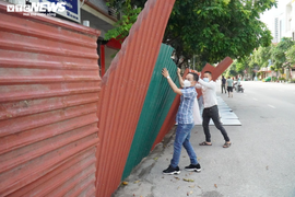 Ảnh: Phát hiện chùm 9 ca bệnh, Bắc Ninh quây tôn sắt lập chốt phong tỏa