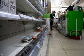 Siêu thị, cửa hàng tiện lợi hết sạch đồ ăn đem về