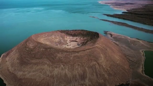 Video: Miệng núi lửa khổng lồ nổi giữa hồ nước ở Kenya