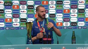 Italy vô địch EURO: Bonucci châm chọc Ronaldo, uống cả bia lẫn nước ngọt