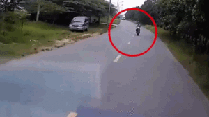 Video: Cố tình chạy lấn làn, nam thanh niên tông trực diện vào đầu xe tải