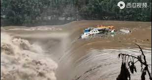 Video: Mưa lớn gây lũ dữ nuốt chửng loạt tàu thuyền Trung Quốc