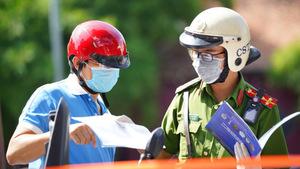 Video: Bị xử phạt vi phạm giãn cách, người dân ở TP.HCM nói gì?