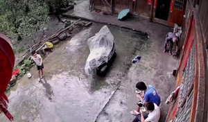 Em đá bóng tung dép, anh mất bát cơm