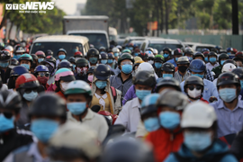 TP.HCM: Biển người kẹt cứng chờ qua chốt kiểm soát ra vào quận Gò Vấp