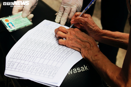 Ảnh: Người dân xúc động ký nhận tiền hỗ trợ từ gói 886 tỷ đồng của TP.HCM