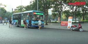 Video: Người Hà Nội vẫn thản nhiên tập thể dục quanh Hồ Gươm, bất chấp lệnh cấm 