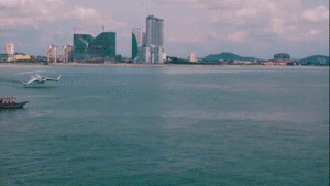 Video: Cận cảnh mẫu tàu biển lai máy bay lướt trên mặt nước 