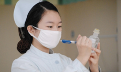 Bác sĩ 'sống ảo' gây phẫn nộ khi để bạn gái giả mạo y tá 