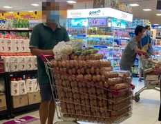 Siêu thị bác thông tin người đàn ông mua cả xe trứng