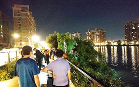 Con không nghe lời, bố uất ức nhảy hồ tự tử 