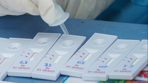 Video: Truy vết F0, TP.HCM lấy mẫu xét nghiệm nhanh tại nhà dân