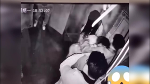 Ôm nhầm người yêu khi vào nhà ma