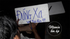 Ông bố hí hoáy viết biển báo cực đanh thép, lý do đằng sau 'gây sốt' rần rần