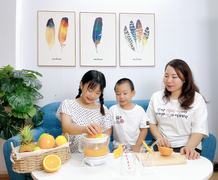 Ở nhà phòng dịch ngày giãn cách, bố mẹ cùng con thực hiện 'nhiệm vụ kép'