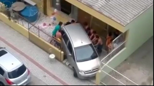 Không lái được ra cổng, đoàn người xúm vào bê ô tô 