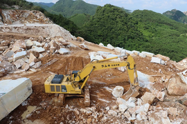 Công an Nghệ An vây bắt điểm khai thác đá trắng trái phép quy mô lớn