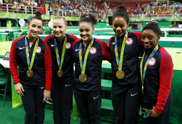 Vô địch Olympic, vận động viên phải tự đeo huy chương 