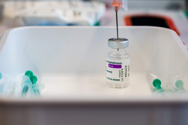 Có cần kiêng rượu, bia trước và sau khi tiêm COVID-19?