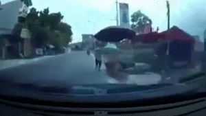 Video: Kinh hoàng cảnh tài xế ô tô tông người đi bộ bay lên không trung