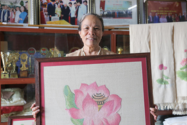 Video: Gặp nghệ nhân dệt lụa tơ sen đầu tiên ở Việt Nam