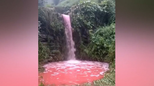 Video: Sau mưa lớn, dòng sông ở Trung Quốc bị nhuộm đỏ