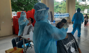 Trong 23 giờ, TP.HCM thêm 2.420 người mắc COVID-19, chủ yếu trong khu phong toả