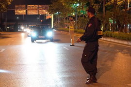 Ảnh: Chốt kiểm soát trắng đêm phòng chống COVID-19 tại cửa ngõ ra vào Hà Nội