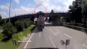 Video: Gói hàng trên xe tải văng vỡ kính container phía sau