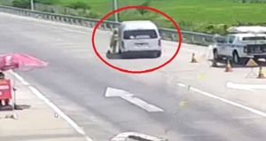 Tài xế giật giấy tờ, húc thẳng cảnh sát giao thông tại chốt kiểm dịch