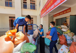 Ảnh: Người Hà Tĩnh ‘gói yêu thương’ gửi vào cứu trợ các tỉnh miền Nam 