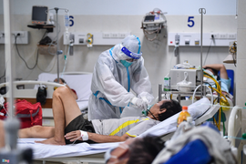 Bên trong khu điều trị người mắc COVID-19 có bệnh nền, thở máy tại TP.HCM