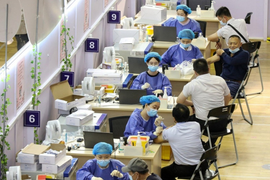 Tranh cãi về mũi vaccine COVID-19 thứ ba khi biến thể mới ngày càng lây lan rộng