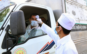 Tài xế chở hàng ở 19 tỉnh, thành phía Nam không bắt buộc phải có giấy 'âm tính'